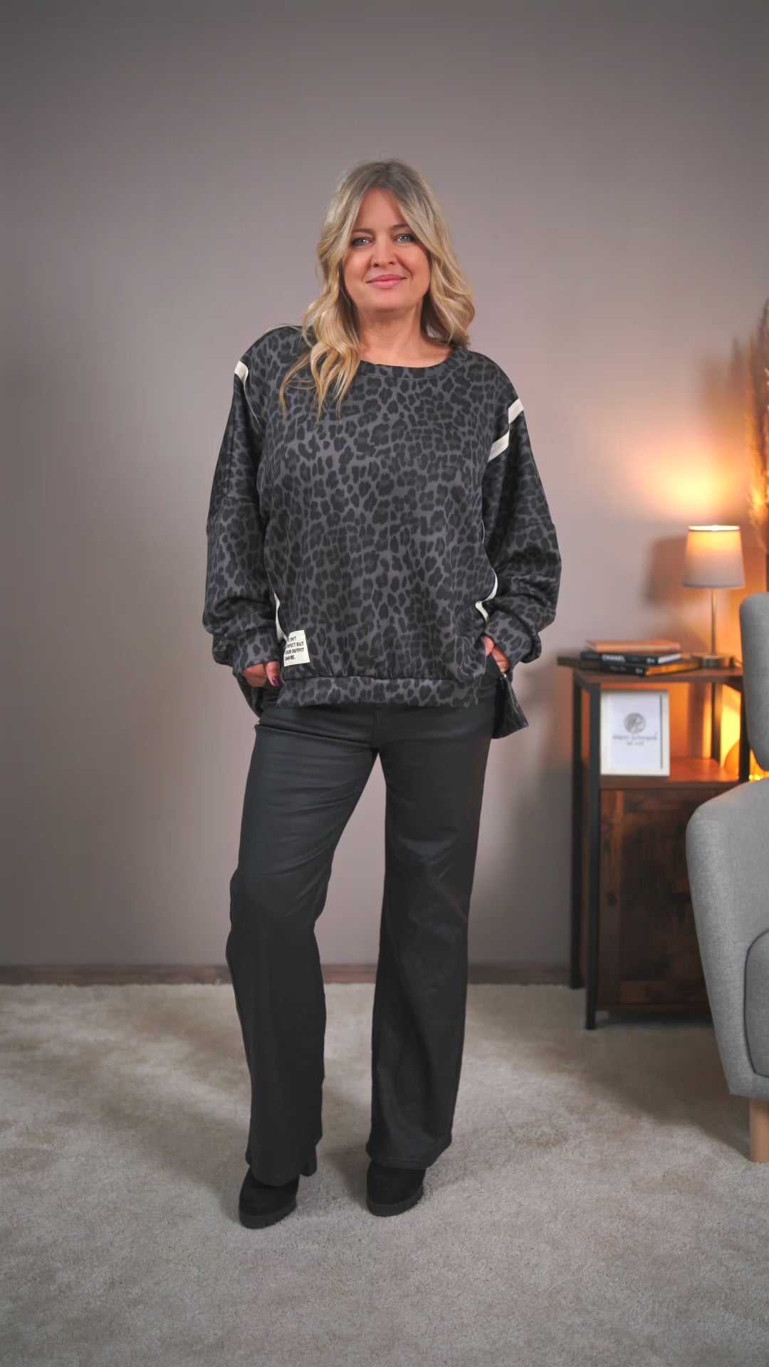 Video laden: Sweatshirt mit Leo-Print, grau-schwarz