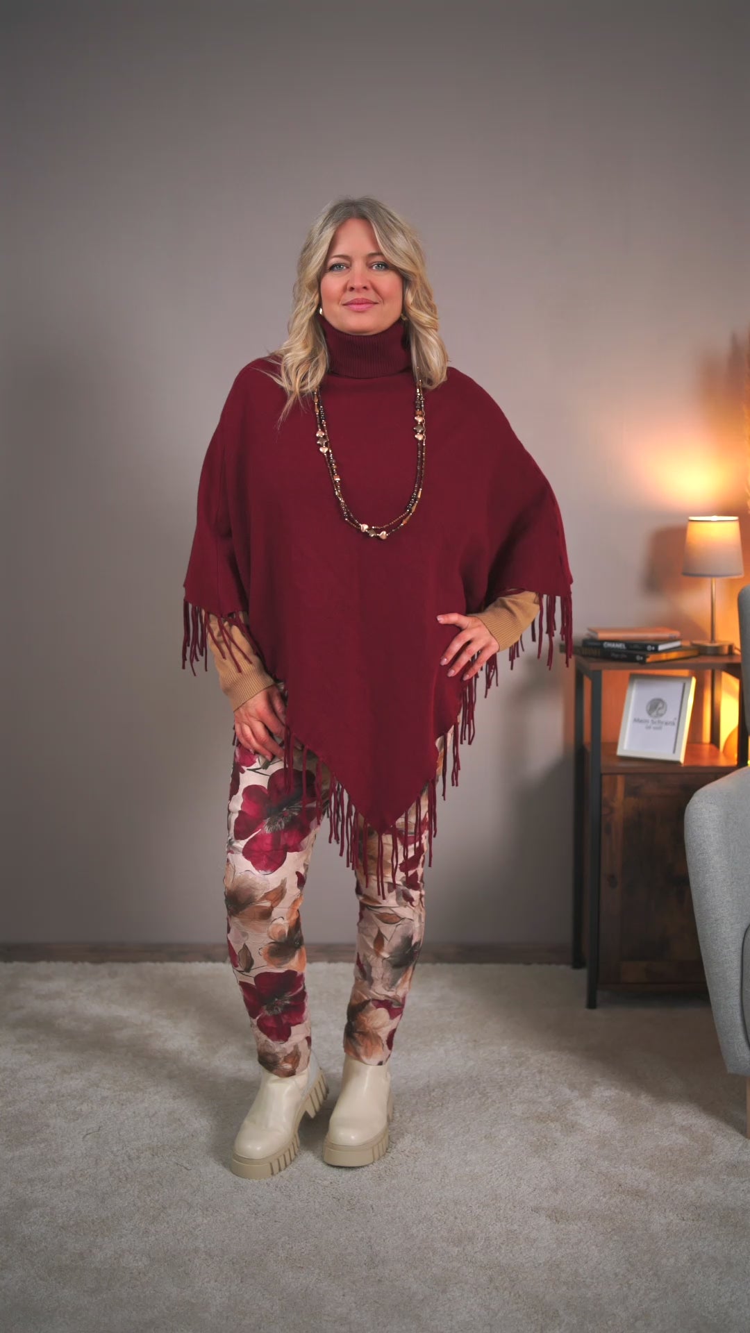Video laden: Poncho mit Rollkragen, bordeaux-rot
