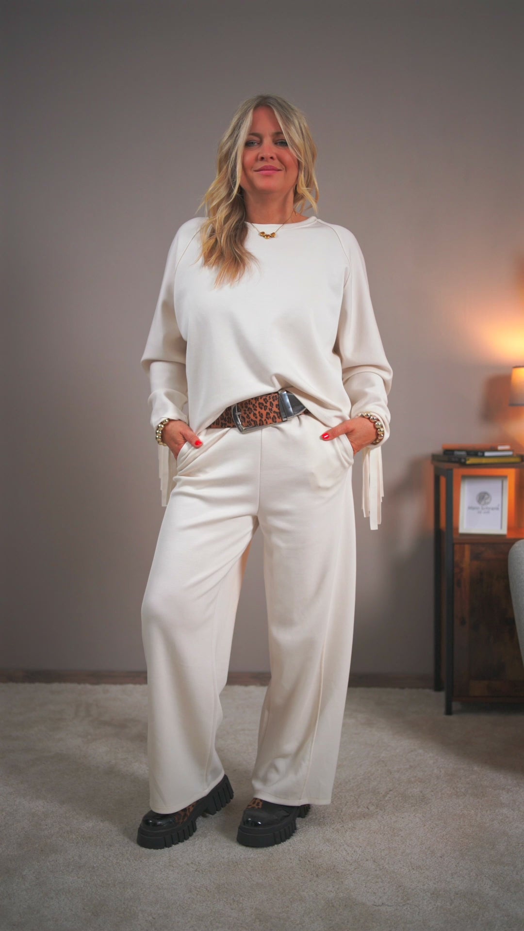 Video laden: Sweatshirt mit Fransen, creme
