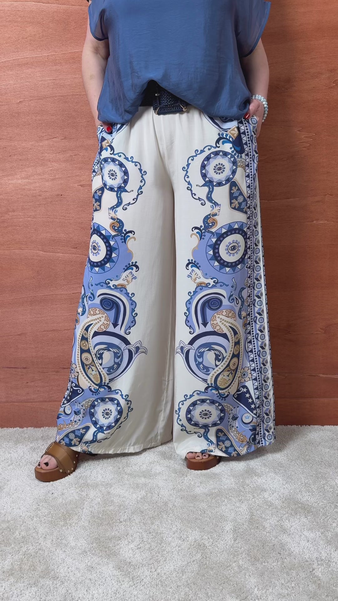 Video laden: Weite Hose in Creme mit Muster