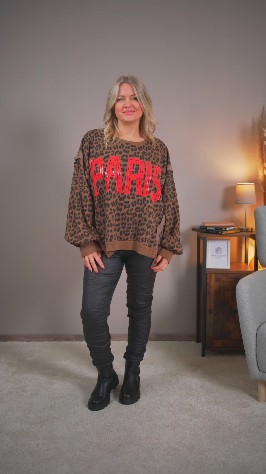 Video laden: Leoparden-Sweater mit &quot;PARIS&quot;-Print