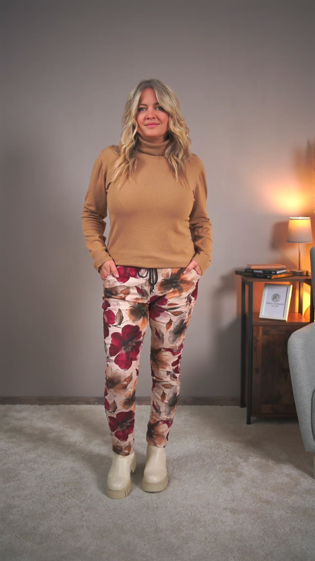 Video laden: Stretchhose mit Allover-Blumenprint