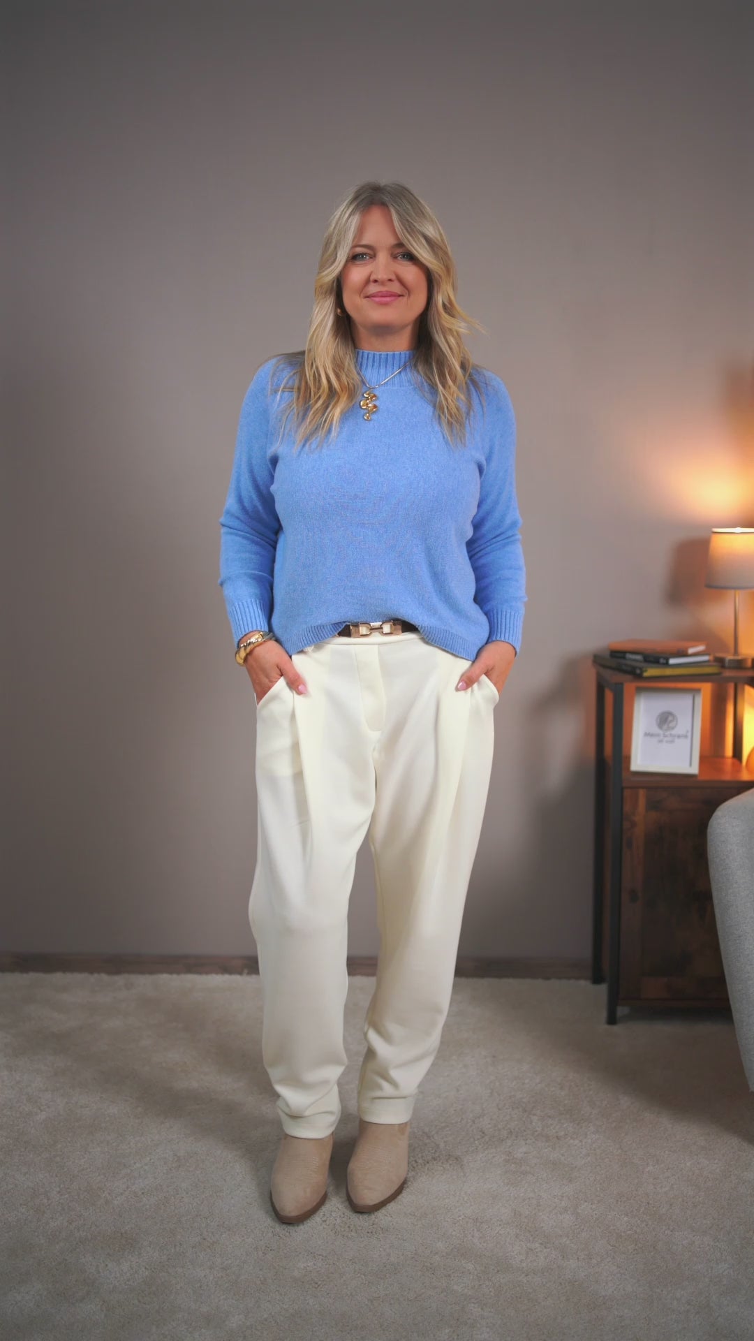 Video laden: Weicher Strickpullover mit Stehkragen, hellblau