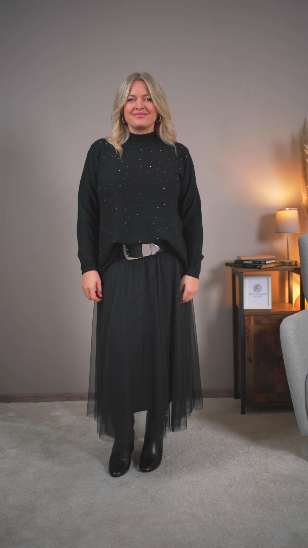 Video laden: Strickpullover mit Stehkragen und Strasssteinchen, schwarz