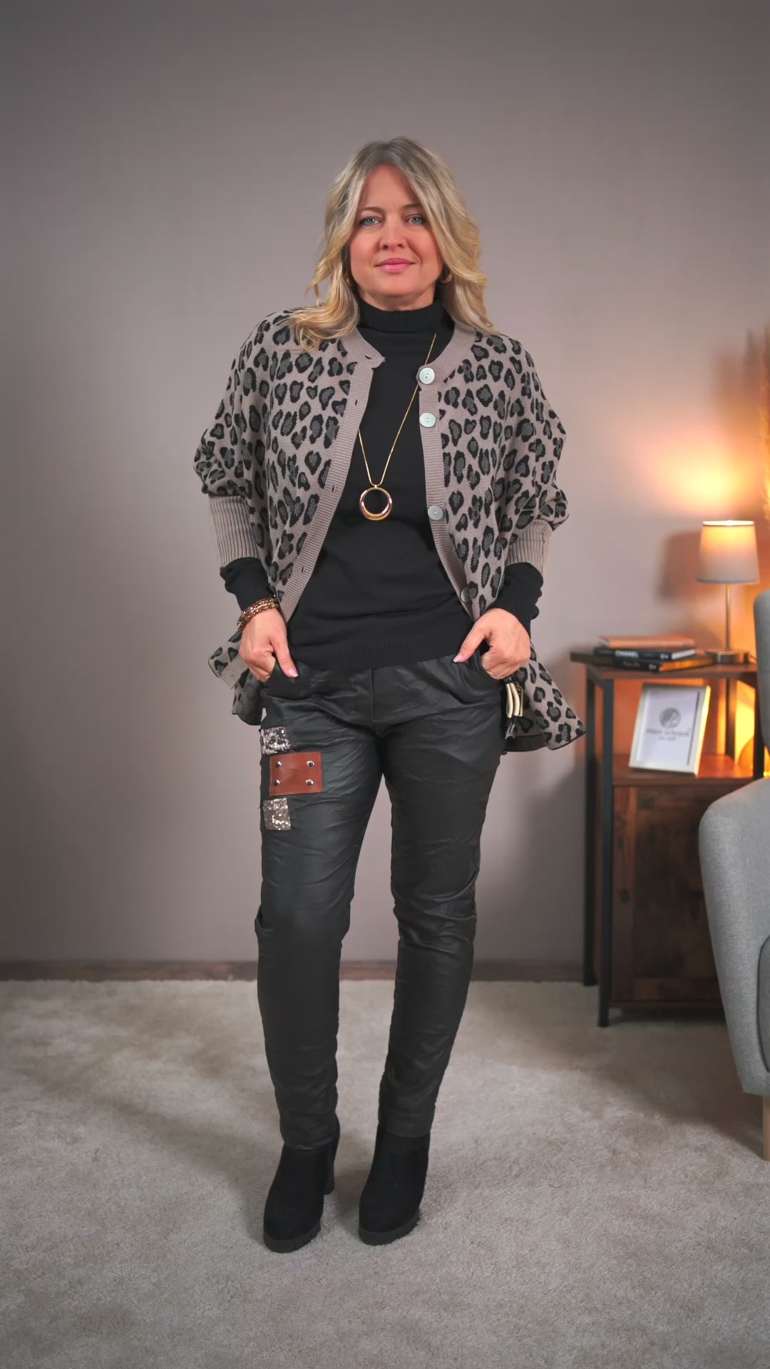 Video laden: Oversize Strickjacke im Leo-Design
