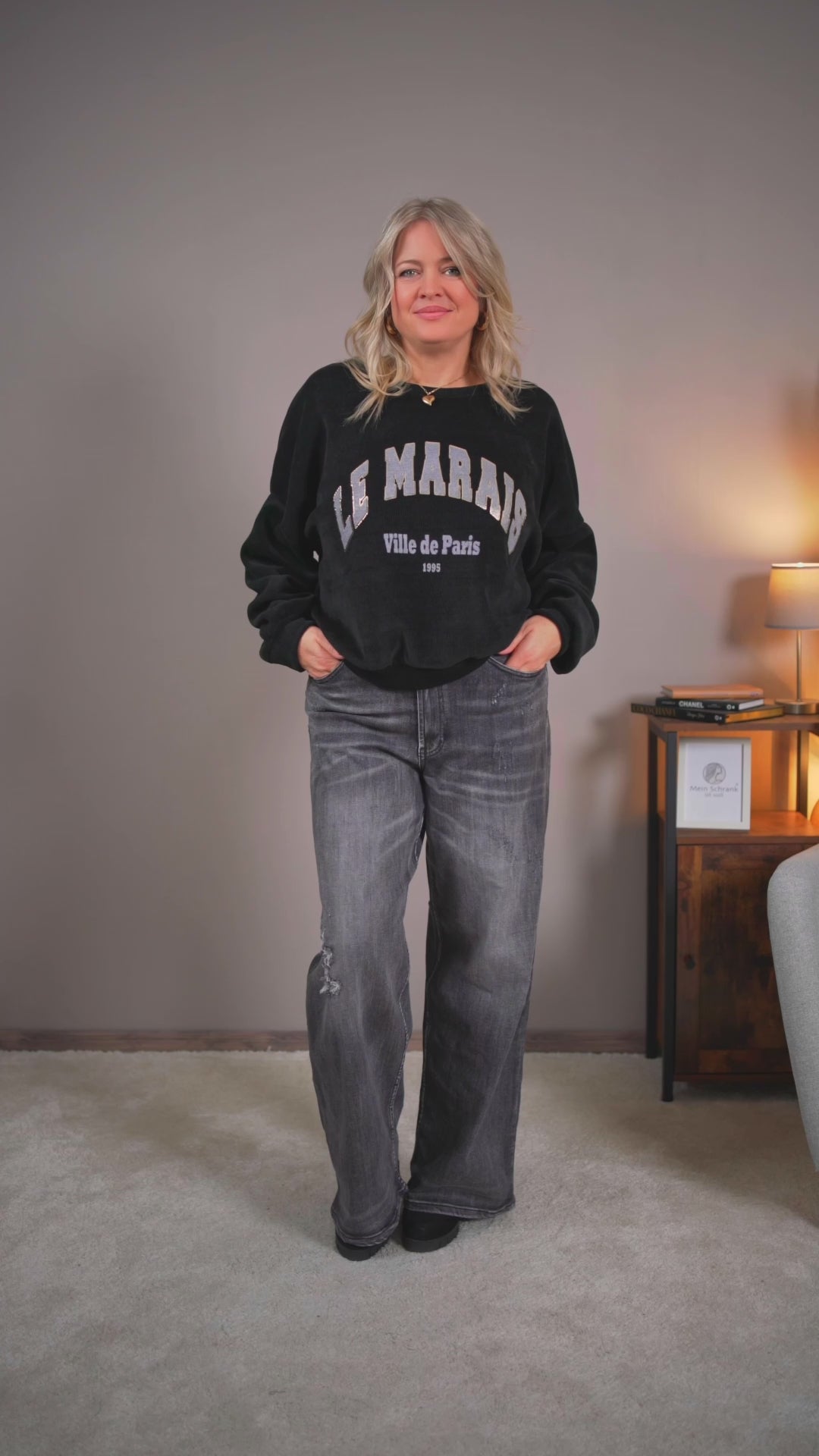 Video laden: Kuscheliges Sweatshirt in Cordoptik mit Statement-Print, schwarz