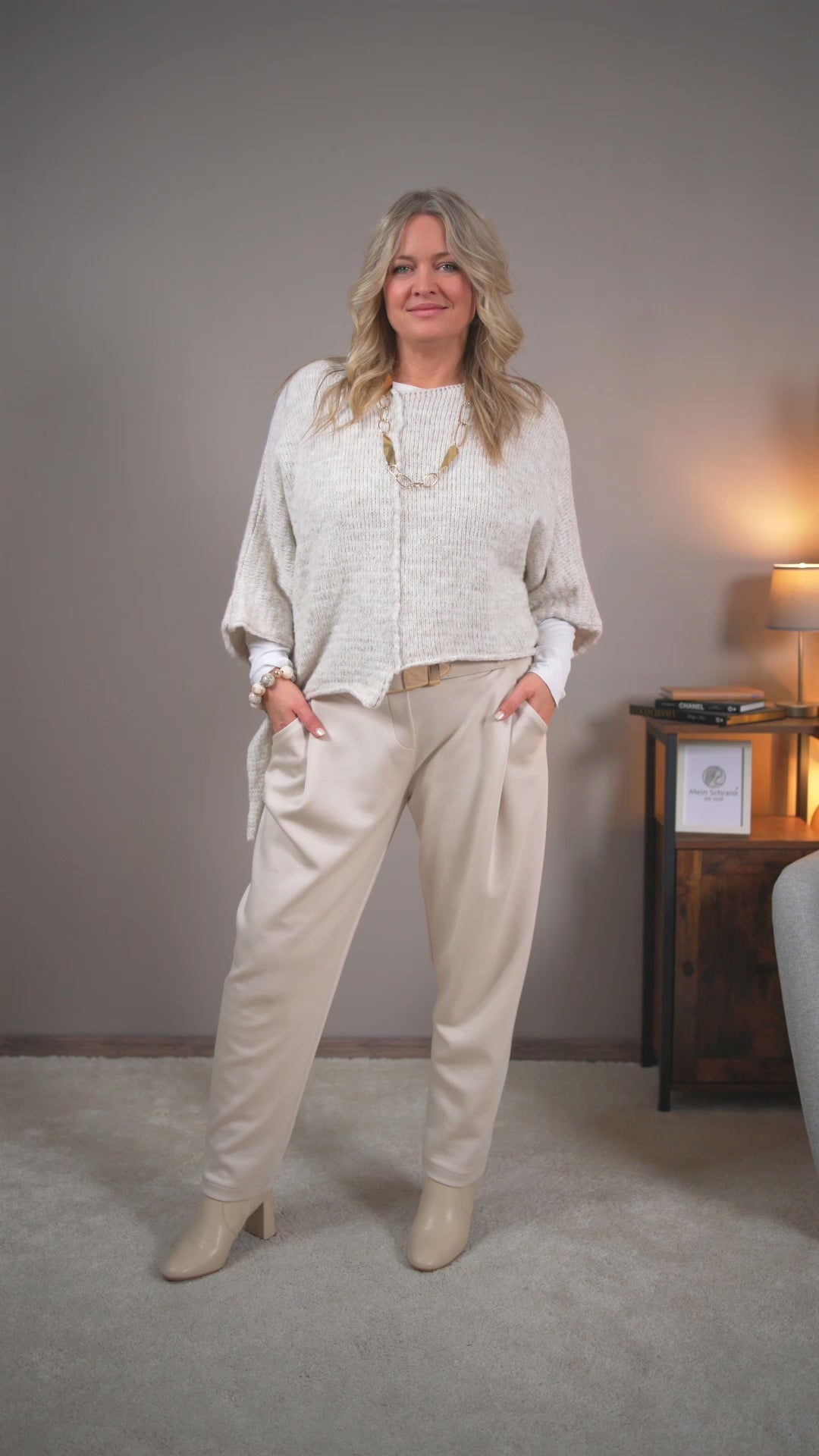 Video laden: Strickpullover asymetrischer Schnitt, beige