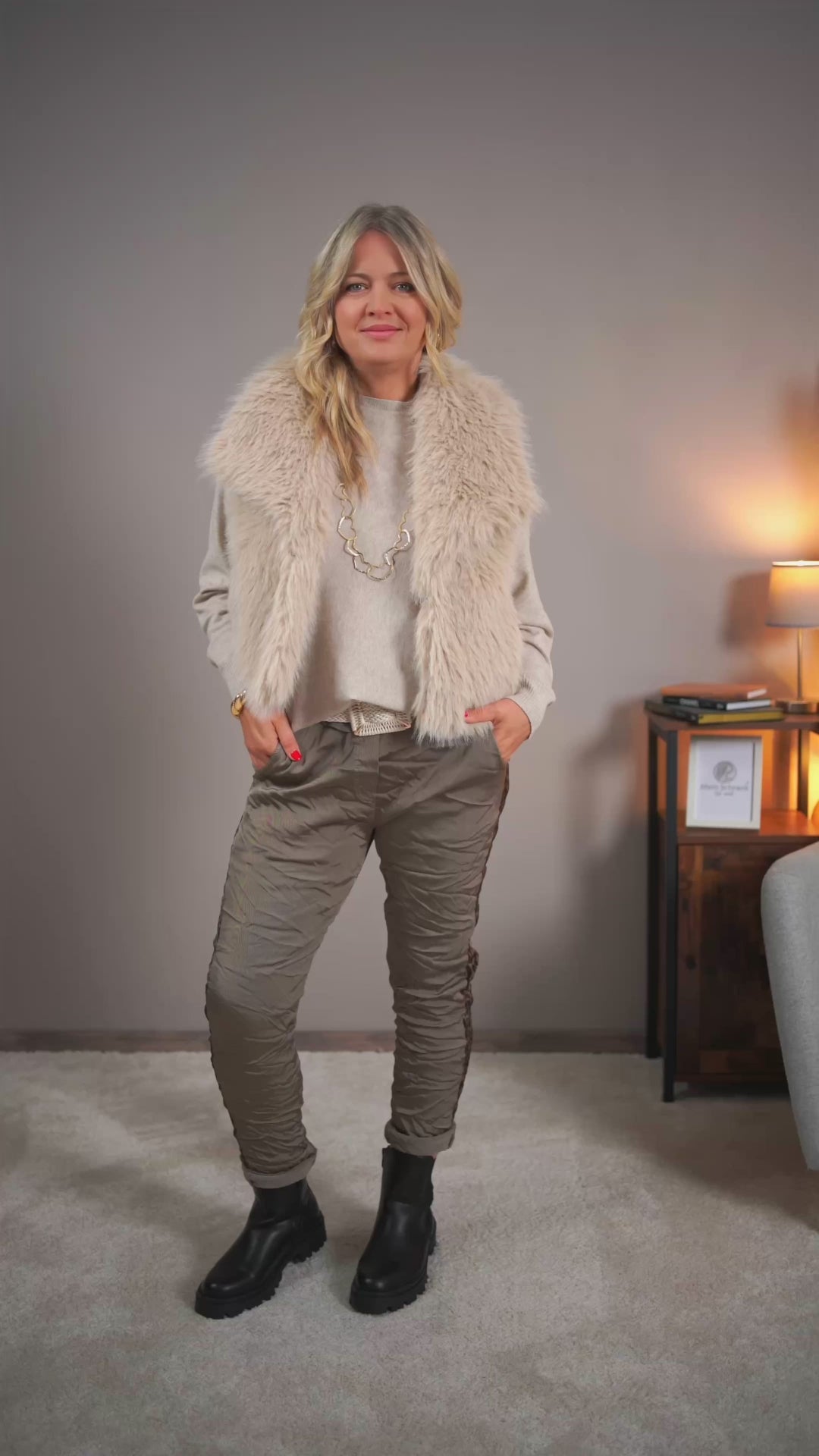 Video laden: Jogpants mit Leo-Ziernaht, taupe