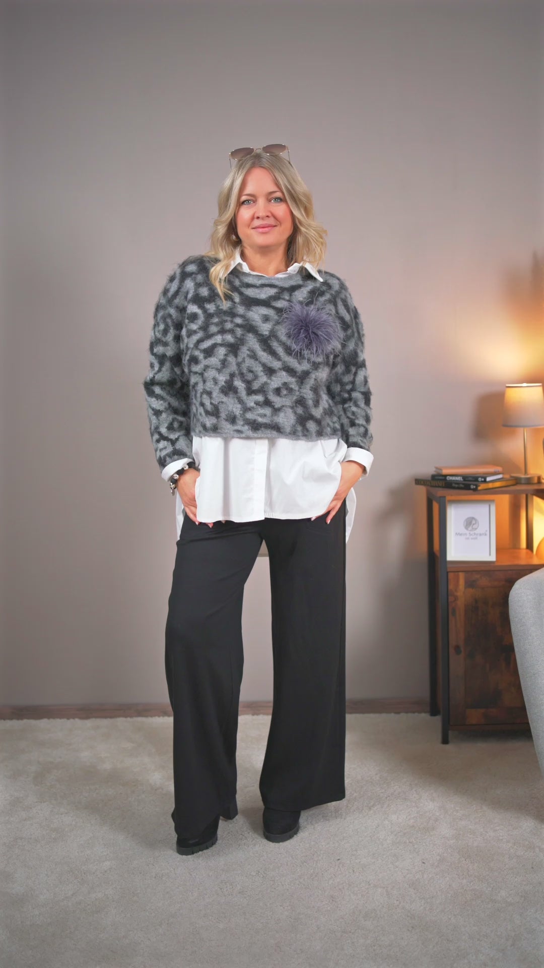 Video laden: Strickpullover mit Leo-Muster, grau/schwarz