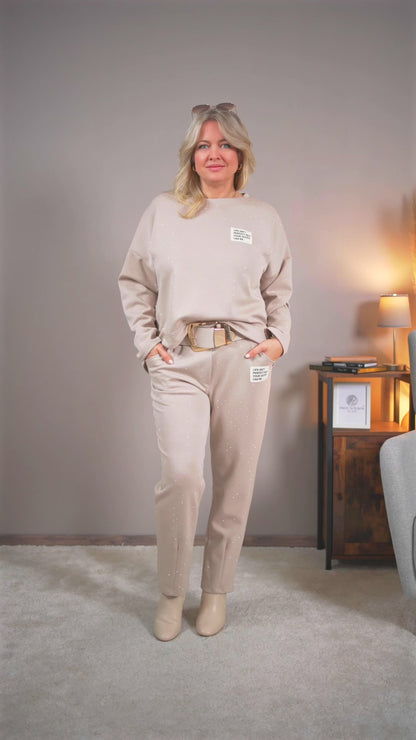 Hose mit Ziersteinchen, Patch und Gürtel, beige