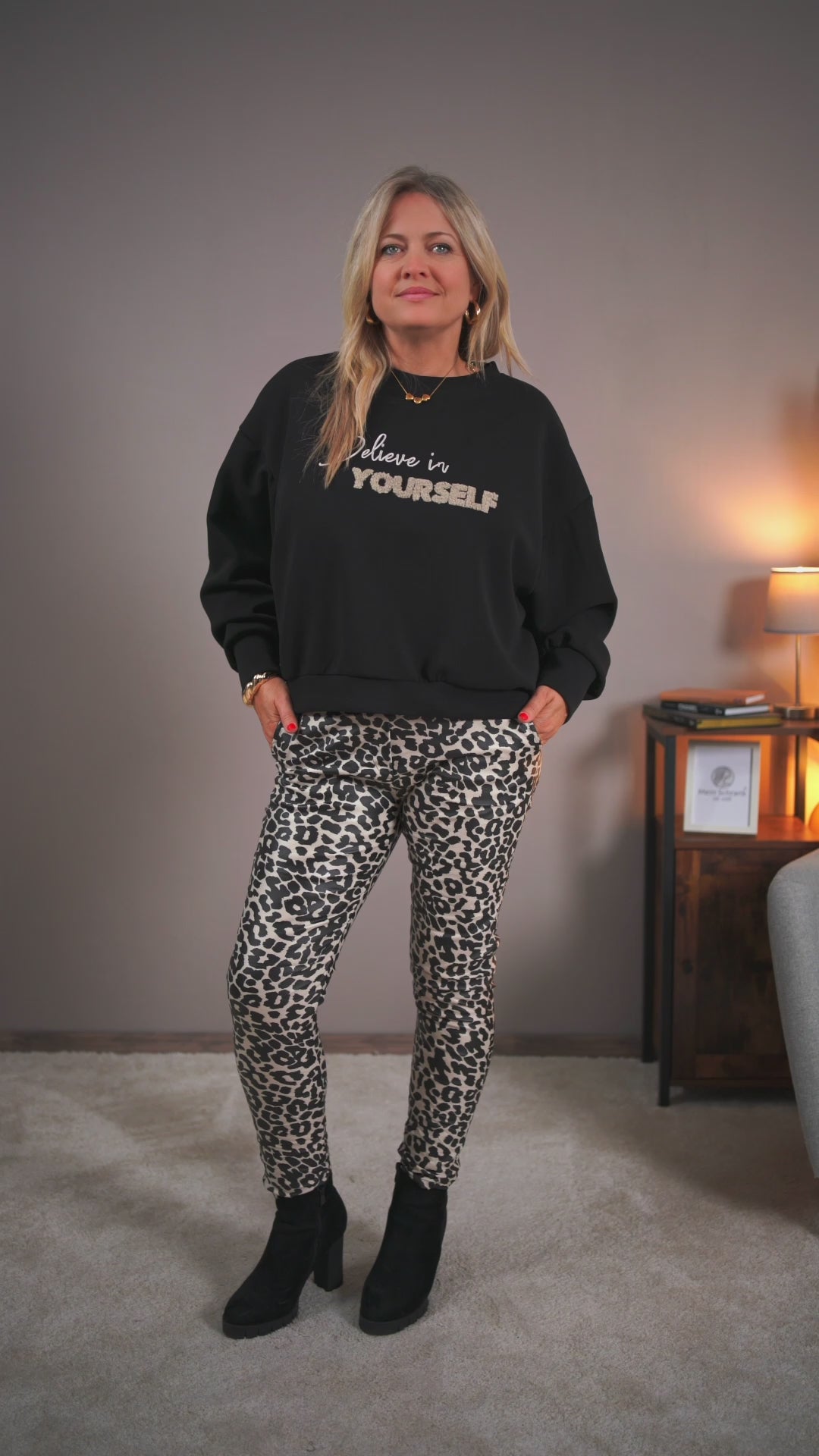 Video laden: Sweatshirt mit Stickerei, schwarz
