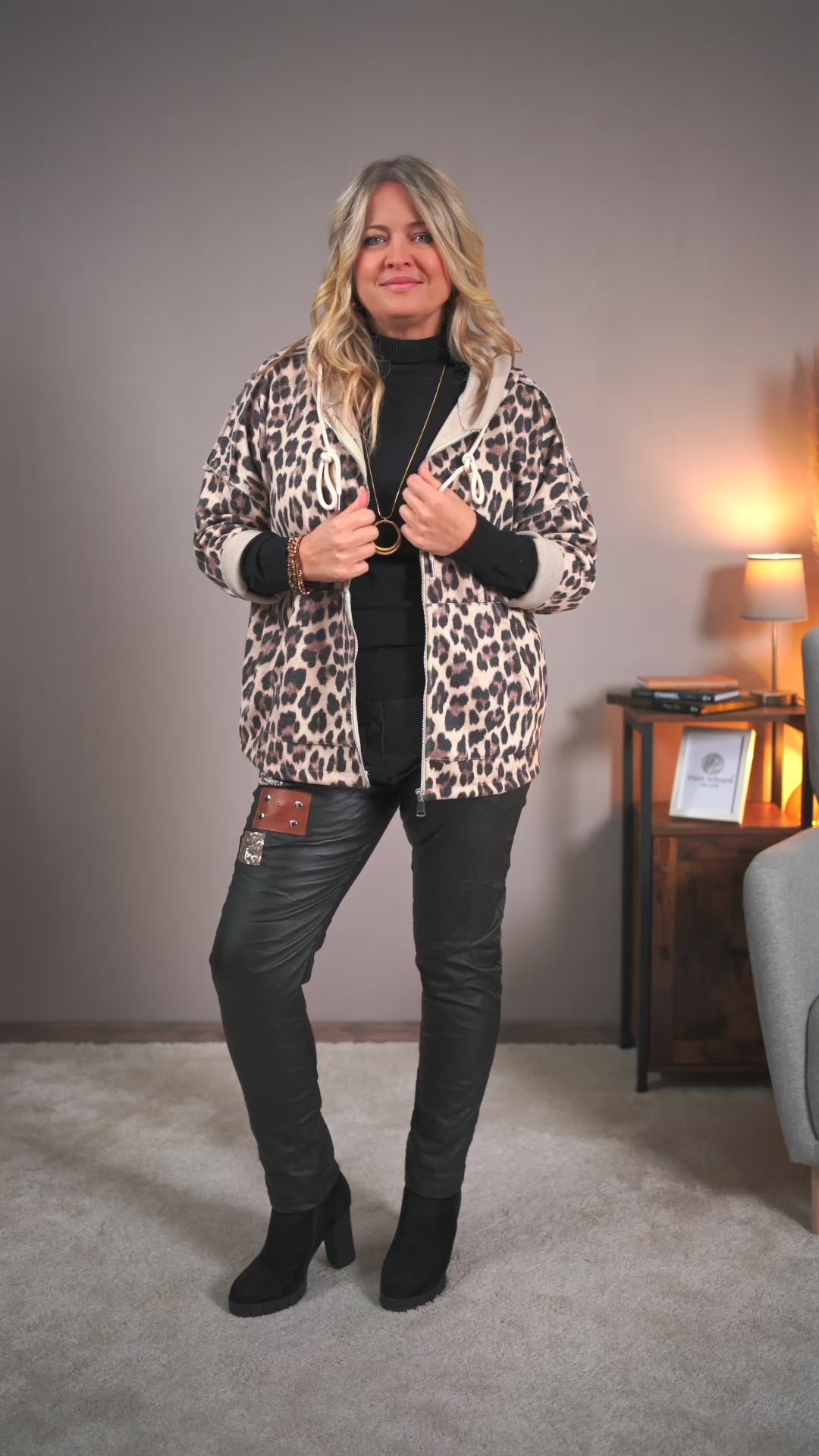 Video laden: Leo-Sweatjacke mit Kapuze, beige-schwarz