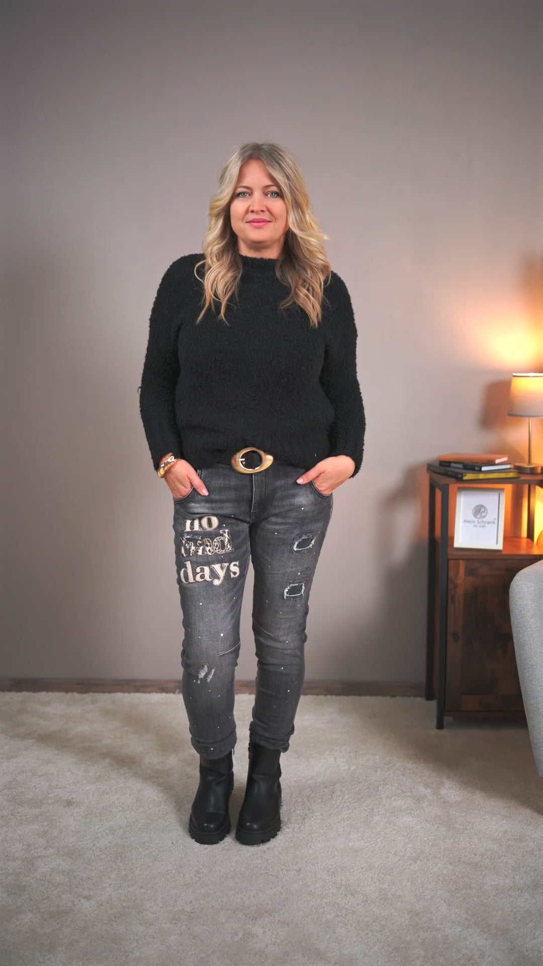 Video laden: Strickpullover aus Bouclé, schwarz