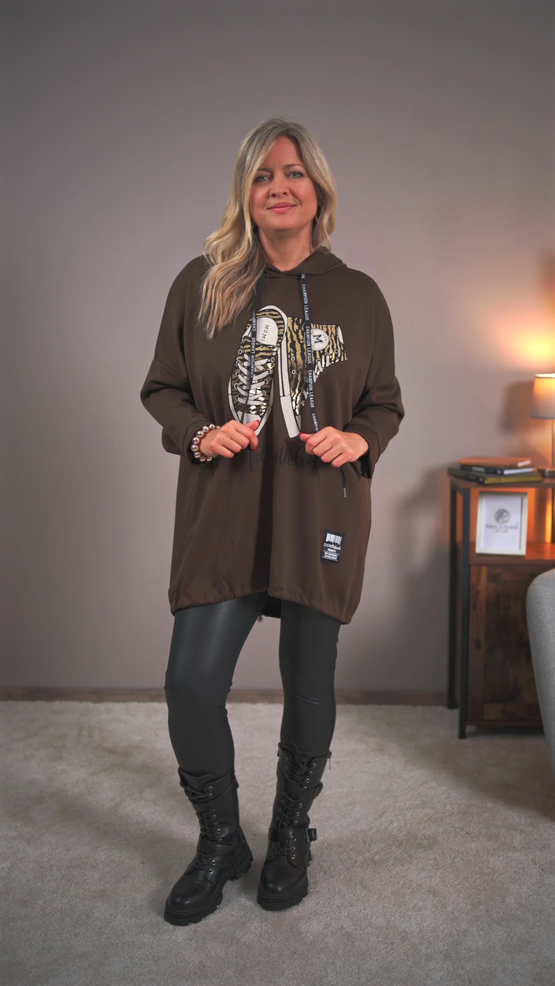 Long-Hoodie mit Sneaker-Print in Schokobraun