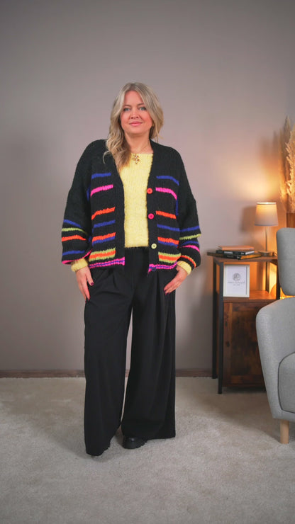 Strickjacke mit bunten Streifen und Knöpfen, schwarz