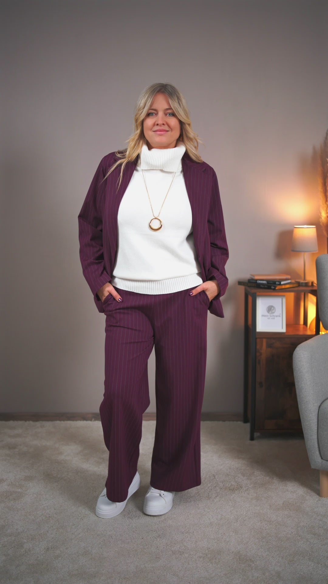 Video laden: Blazer mit Nadelstreifen, beerenton