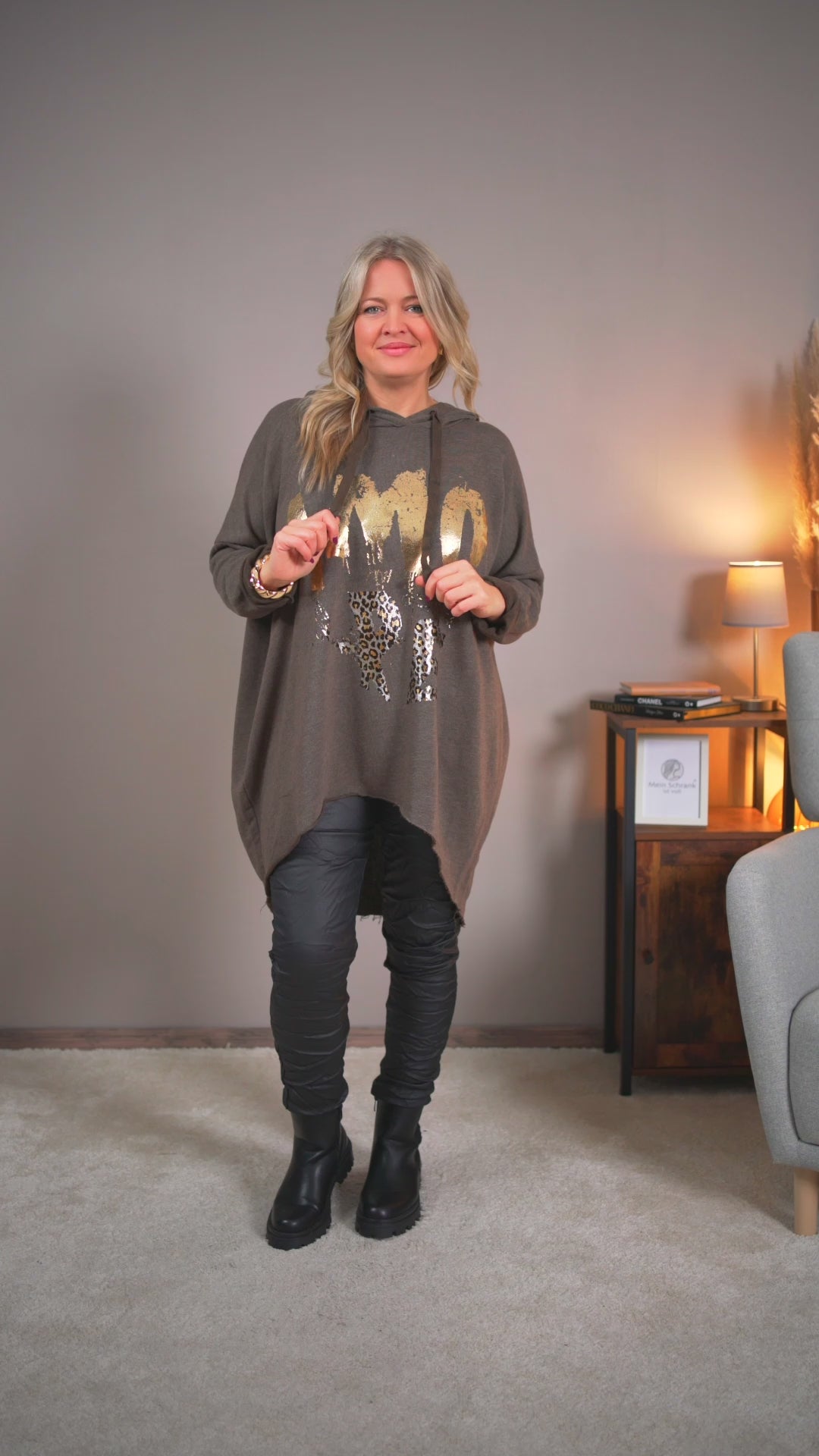 Video laden: Long Hoodie &quot;Amour&quot; mit Goldprint, schokobraun