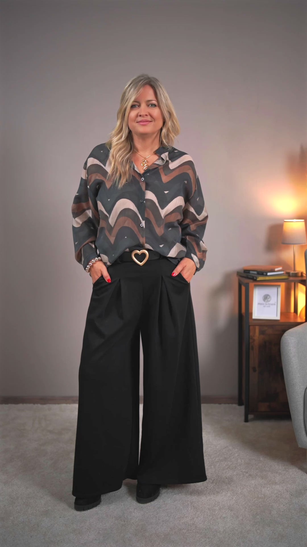 Schwarze Hose mit modischen Leoparden-Gürtel