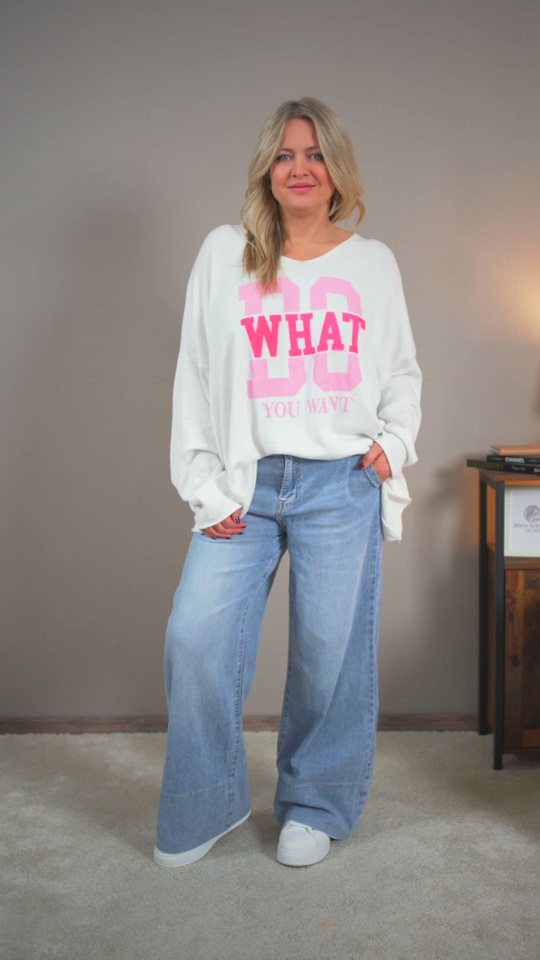 Video laden: Oversize-Pullover mit Schriftzug, weiß mit neonfarbenen Druck