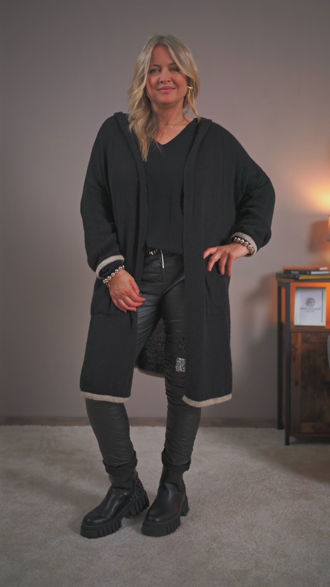 Lange Strickjacke mit Smiley, schwarz