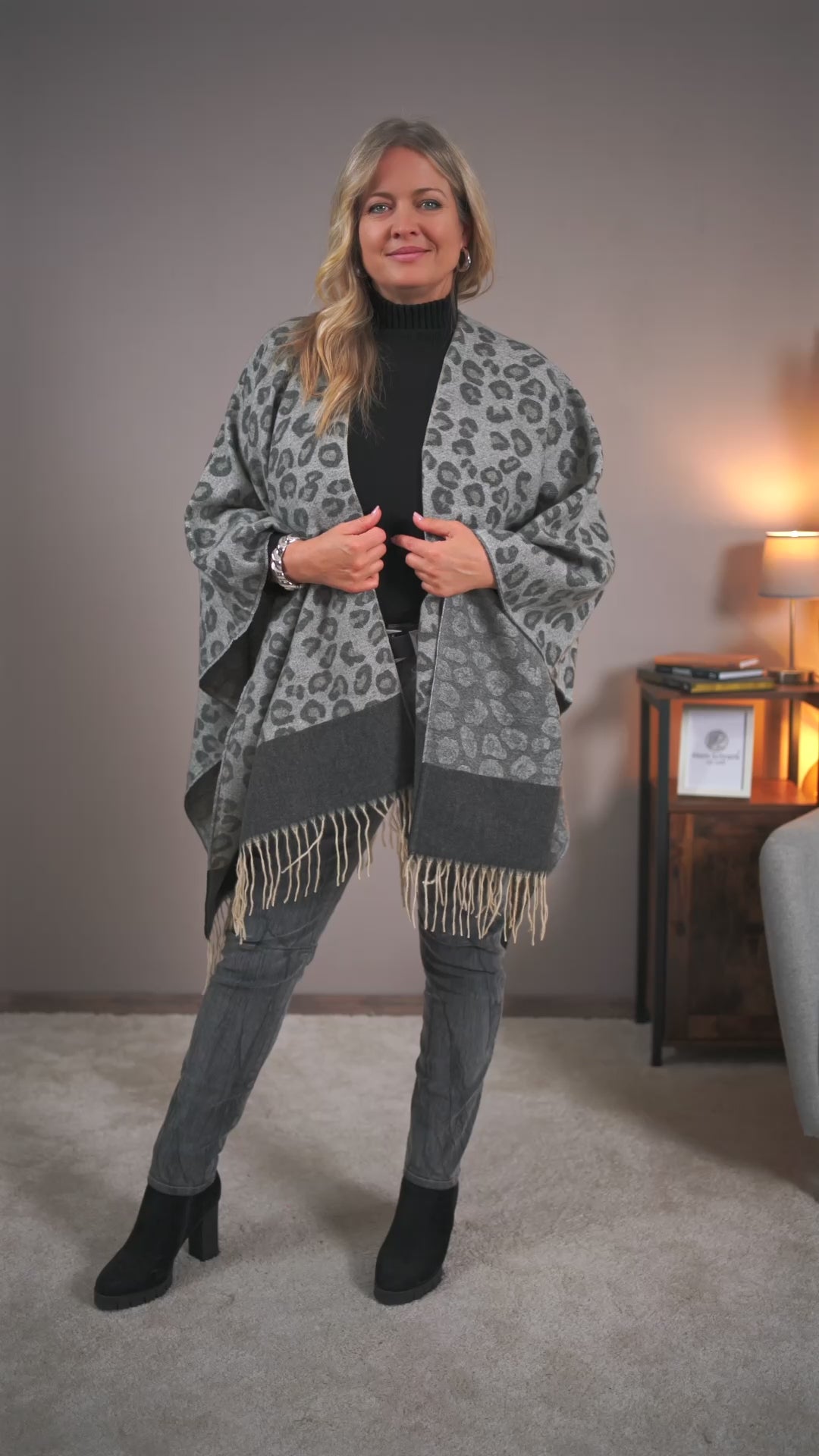 Video laden: Poncho in Grau mit Leo-Print