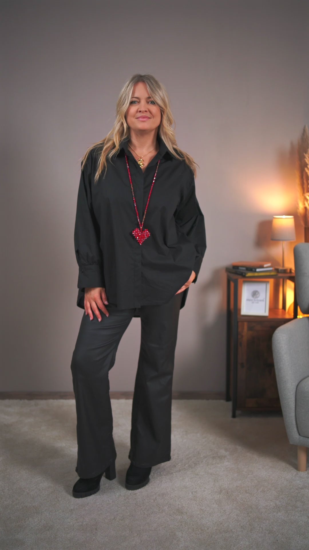 Video laden: Long-Bluse, schwarz