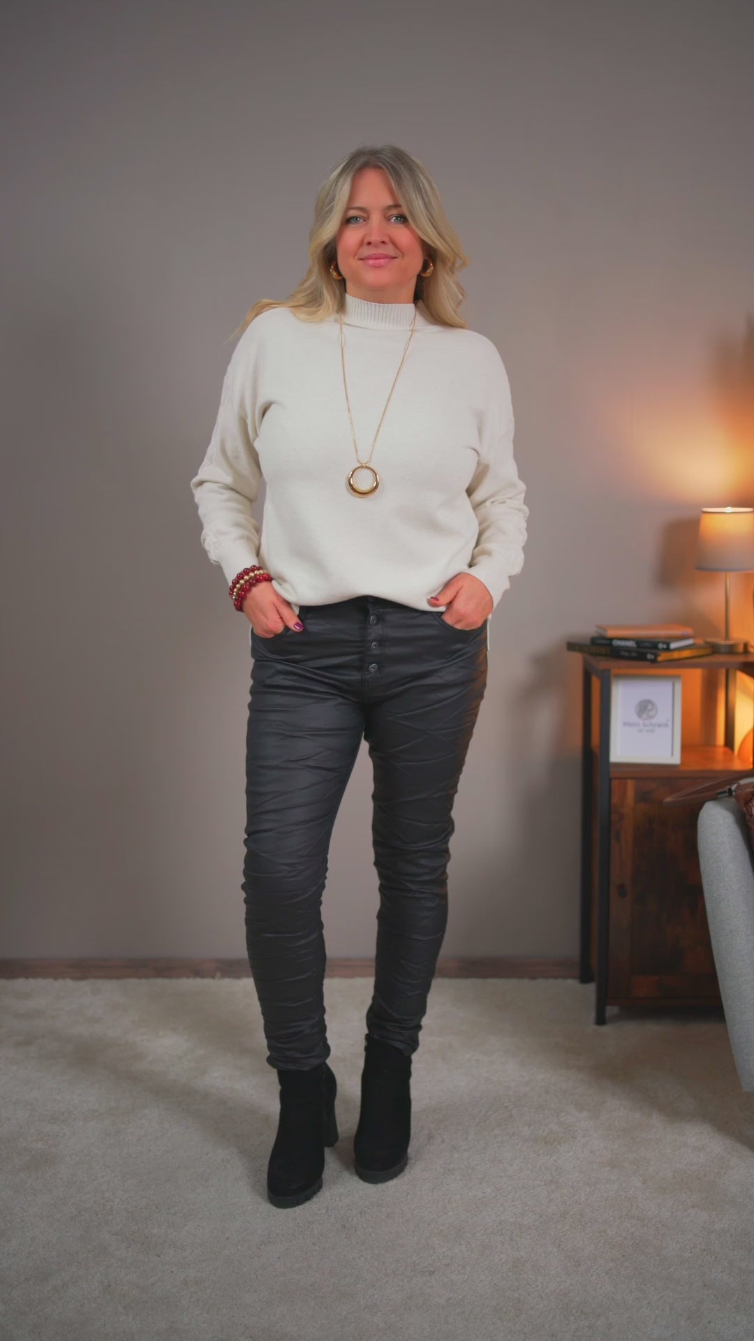 Video laden: Feinstrickpullover mit Stehkragen, creme