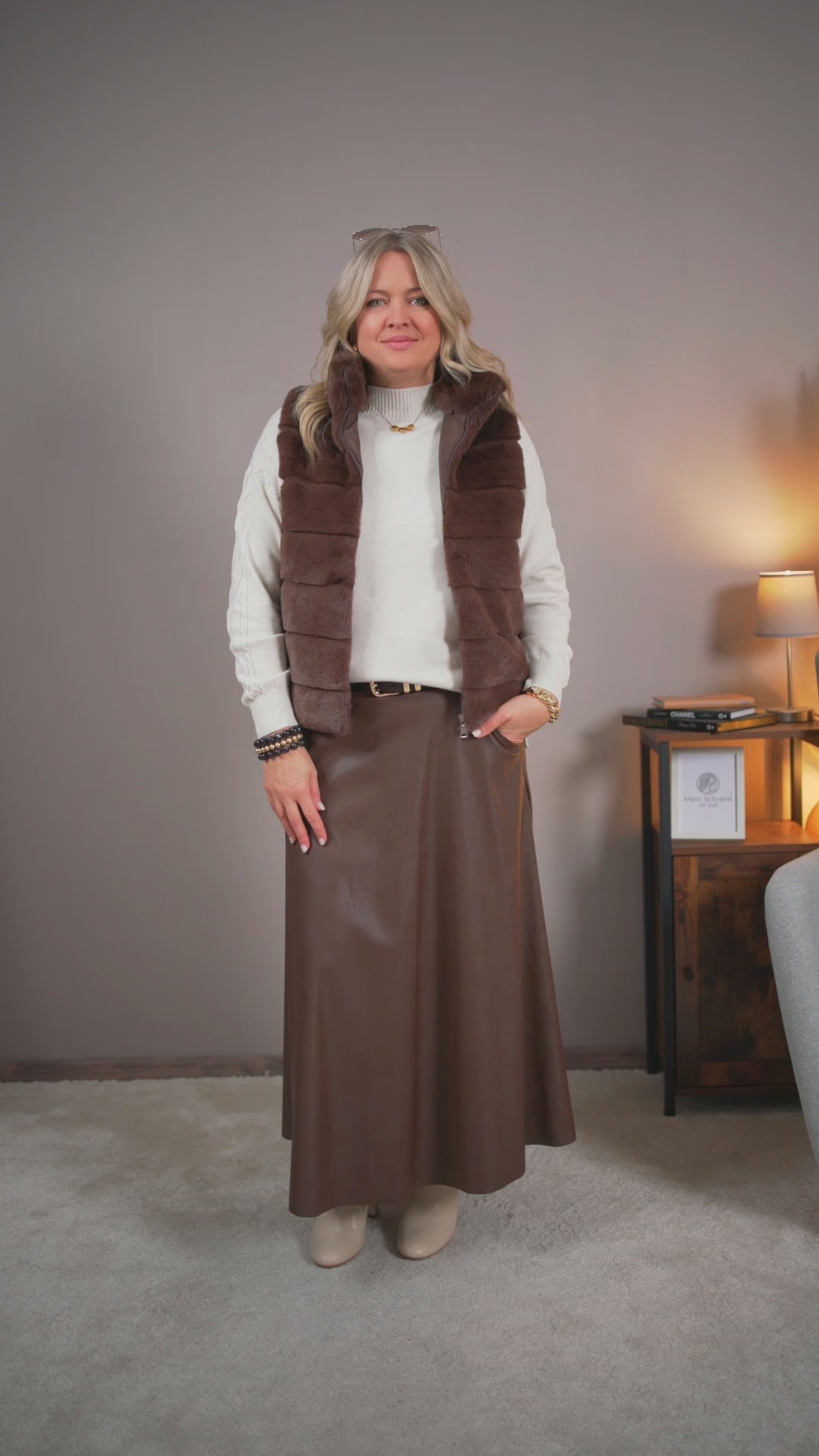 Video laden: Luxuriöse Kunstfell-Weste in Schokobraun