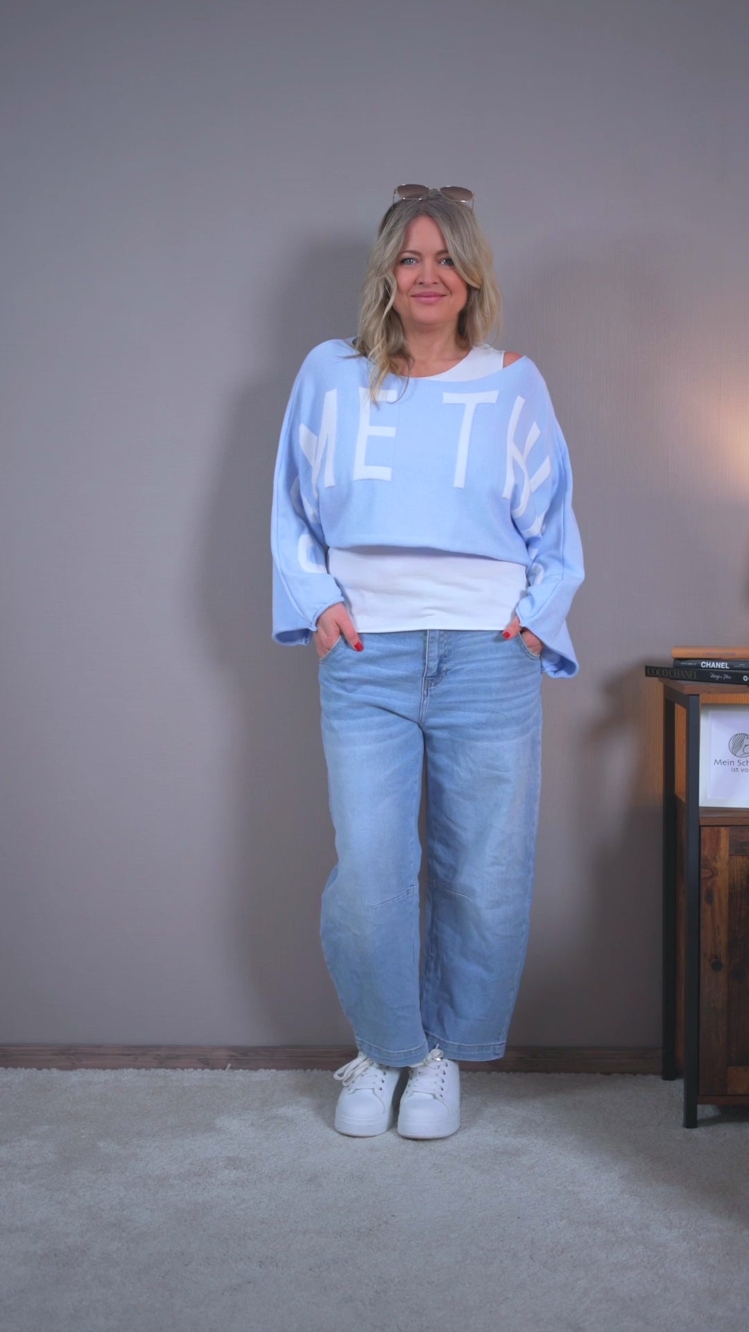 Video laden: Crop Pulli "SOMETHING", hellblau
