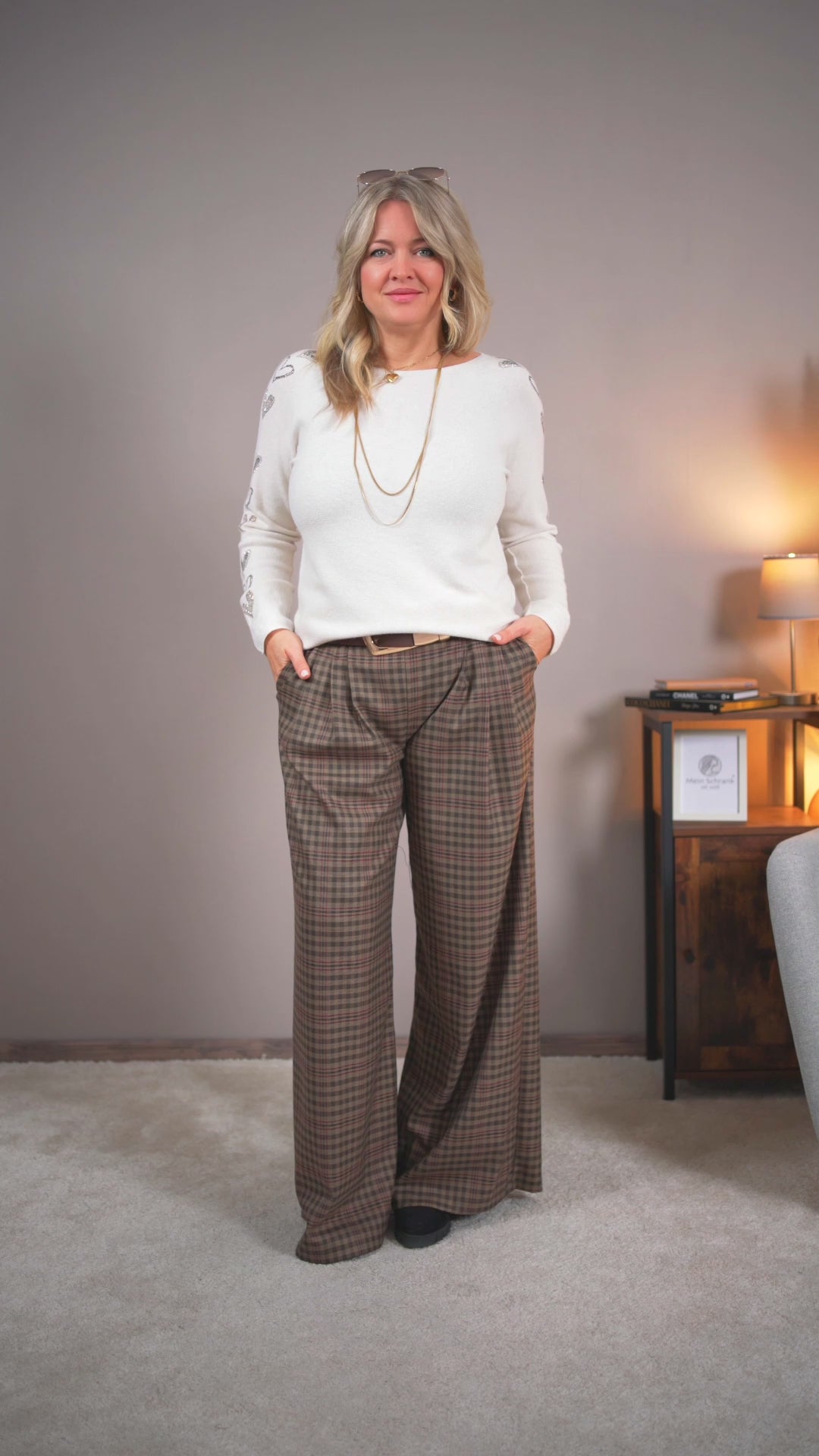 Video laden: Strickpullover mit Glitzerherzen, ecru