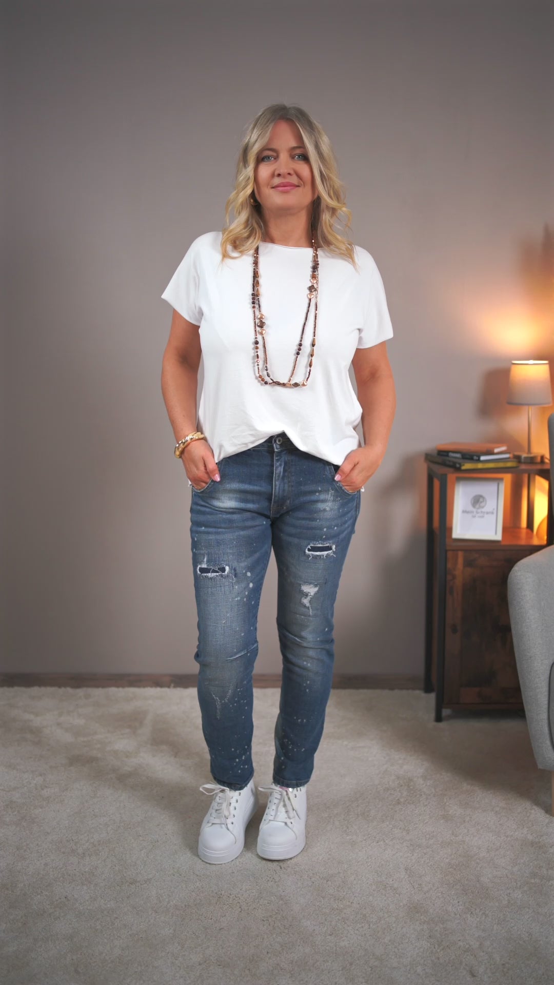 Video laden: Jeans mit modischen Fade-Effekten, mittelblau