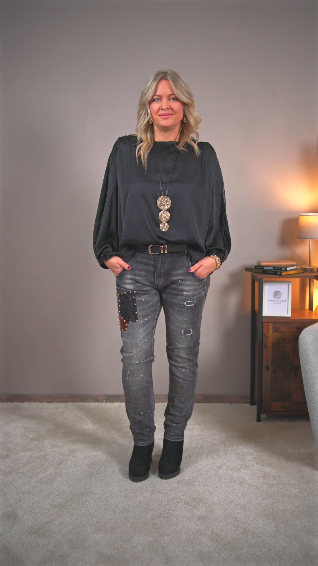 Video laden: Verwaschene Jeans mit Patch- und Nietendetails, grau