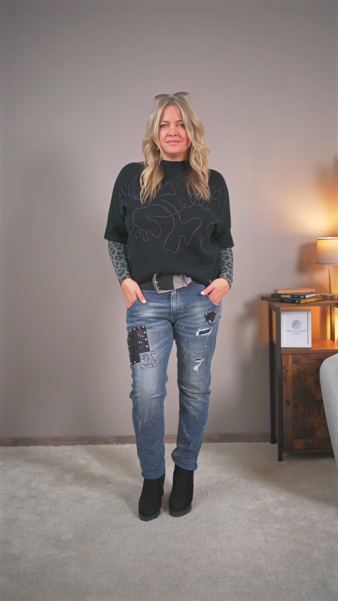 Video laden: Eleganter Strickpullover mit Verzierungen, schwarz