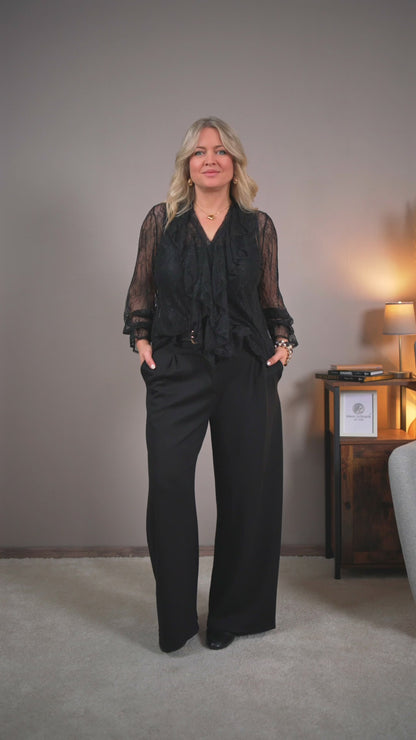 Edle Bluse mit Volant und filigraner Spitze, schwarz