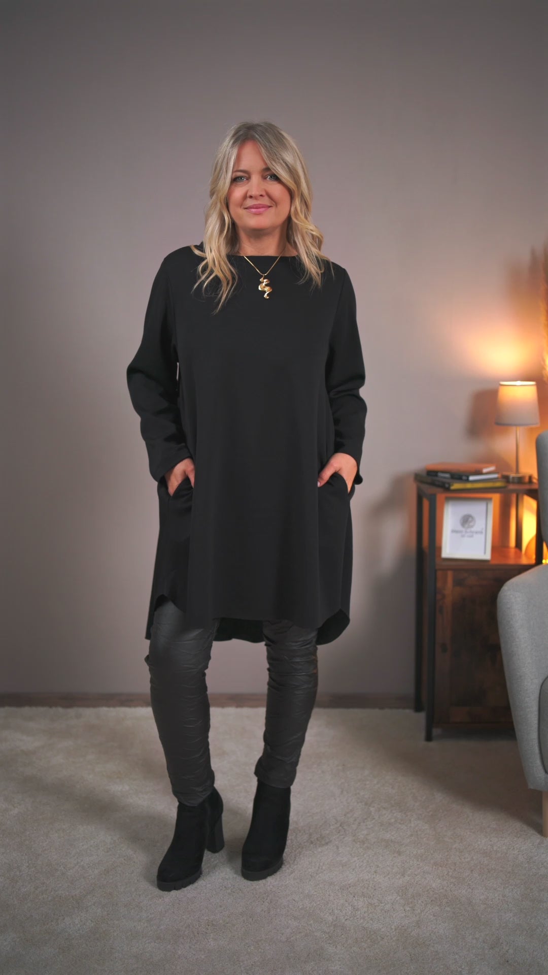 Video laden: Oversize Tunika, schwarz