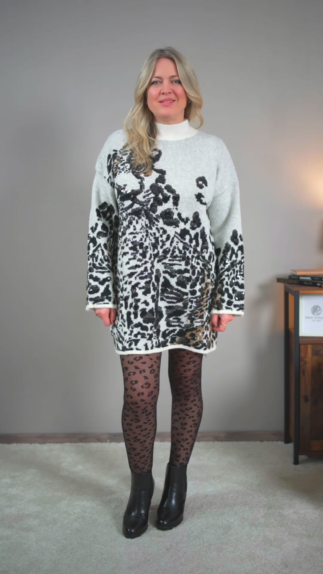 Video laden: Strickkleid mit Pailletten-Muster