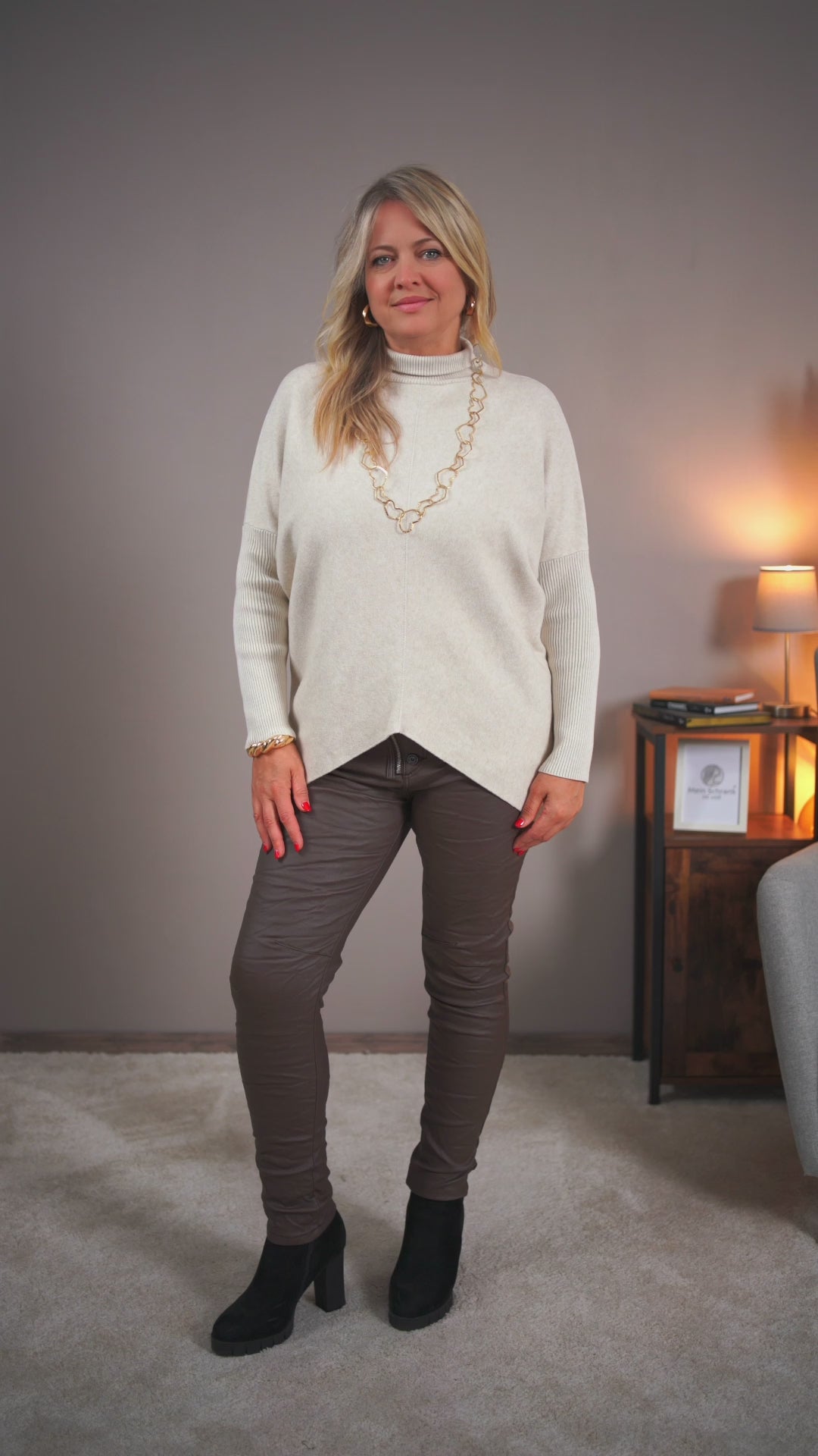 Video laden: Feinstrickpullover mit gerippten Ärmeln, beige