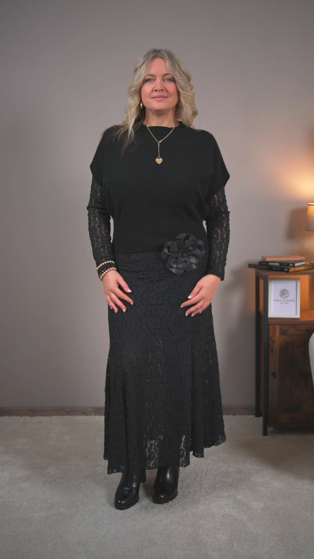 Video laden: Kurzer Feinstrickpullover, schwarz