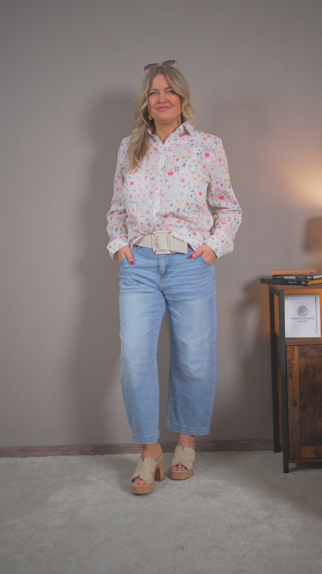 Video laden: Bestickte Bluse mit Frühlingsprint