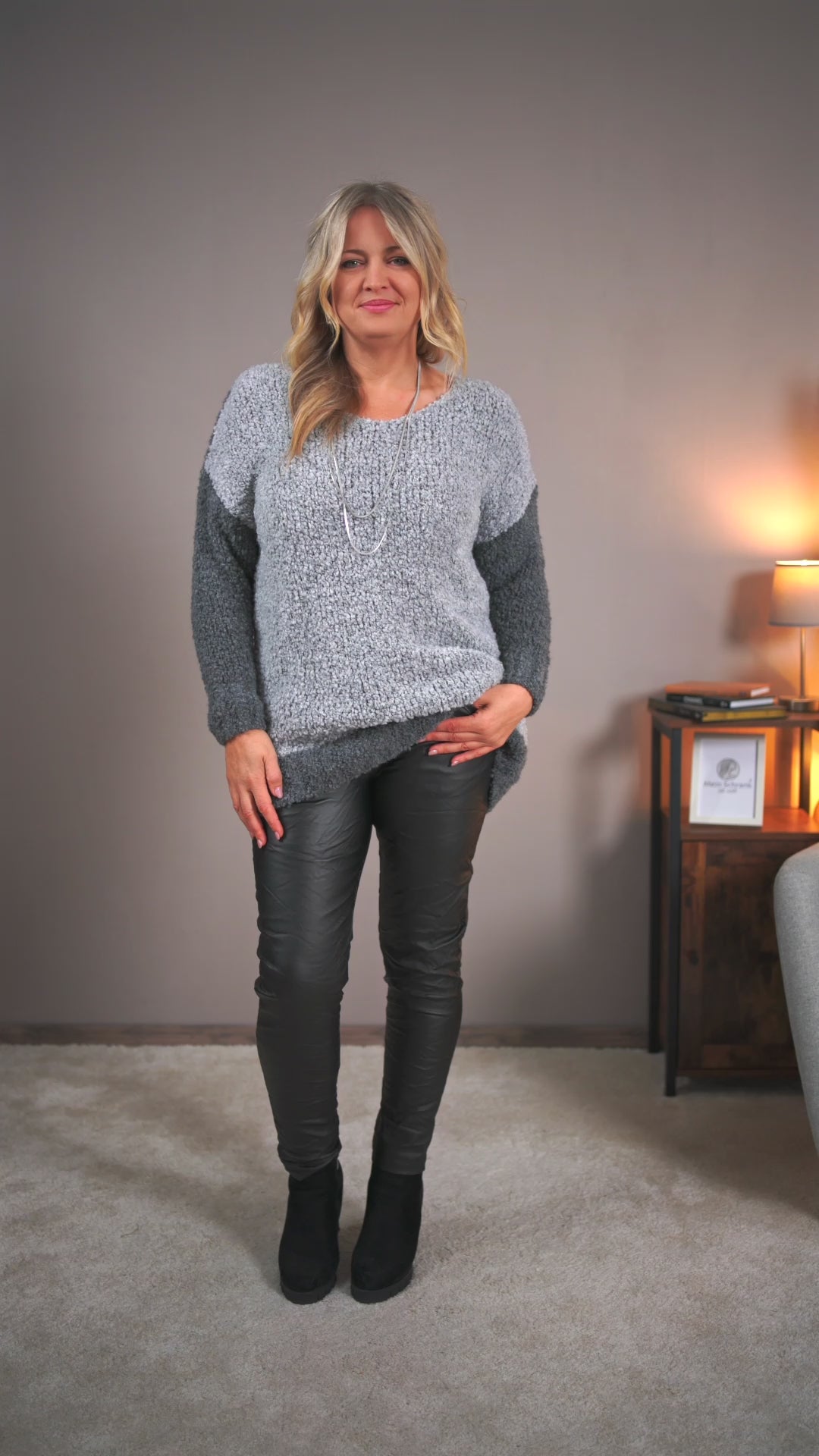 Video laden: Strickpullover aus Bouclé, melierter Optik