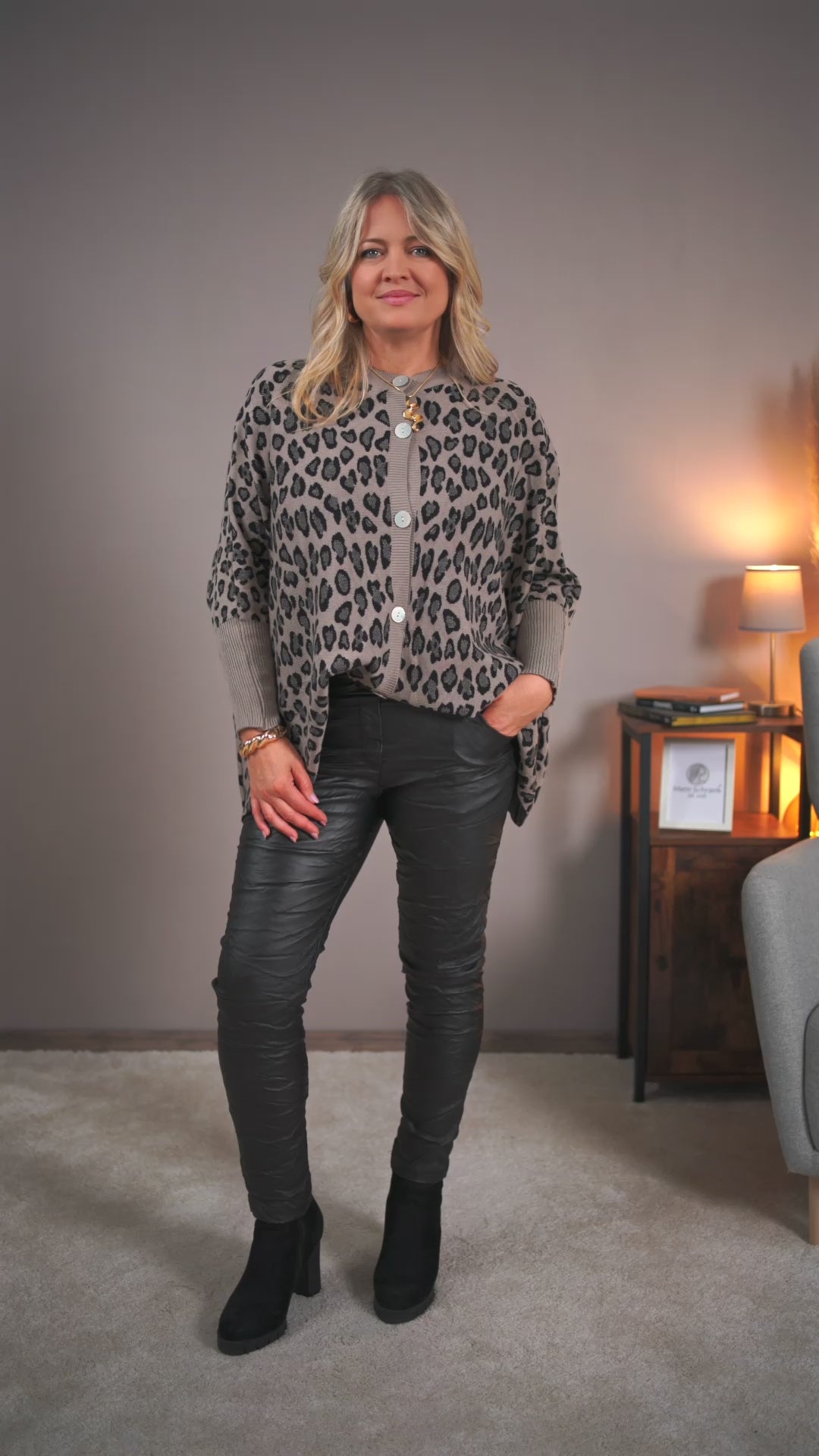 Video laden: Oversize Strickjacke im Leo-Design