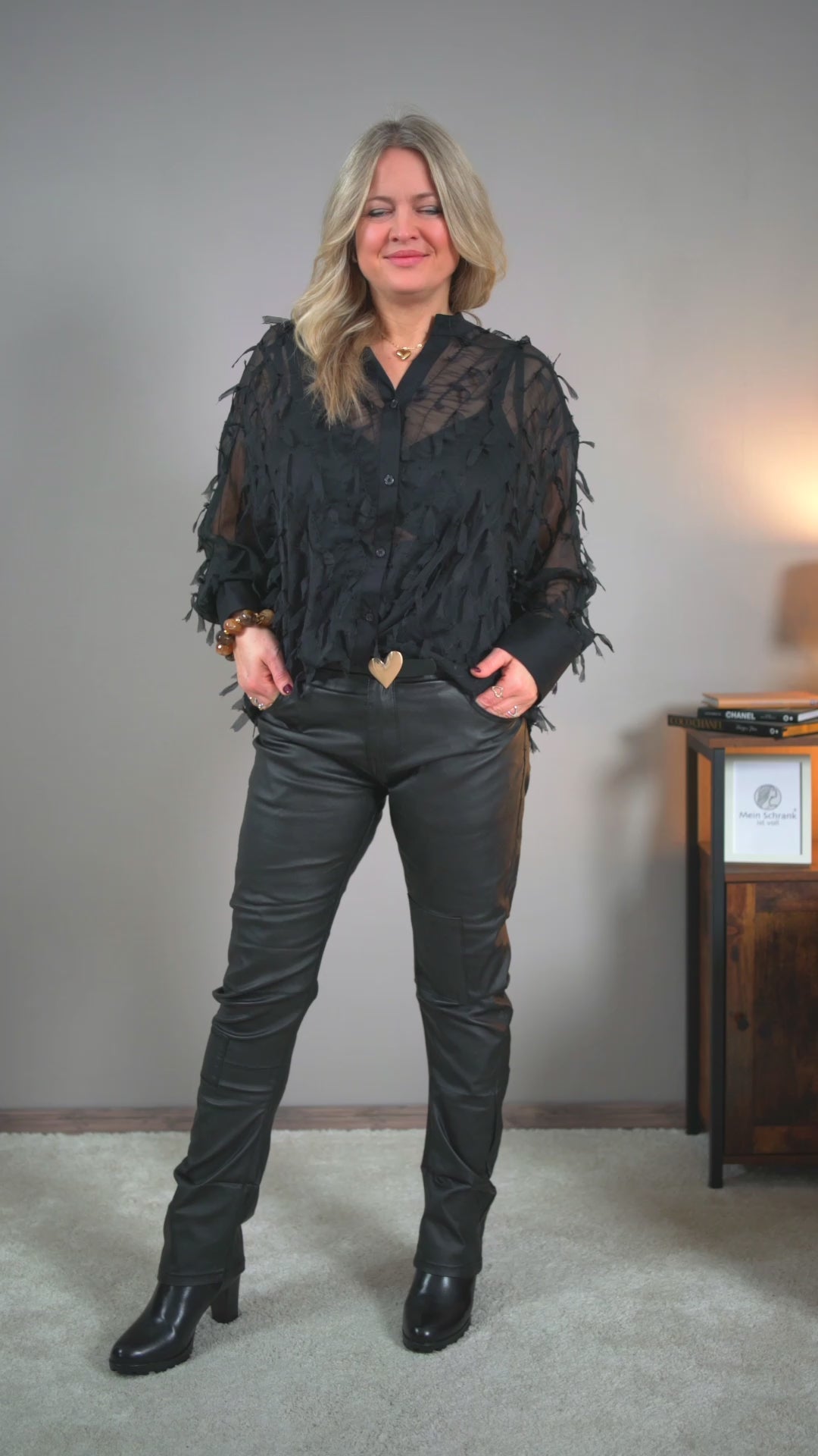 Video laden: Bluse mit stylischen Fransen, schwarz