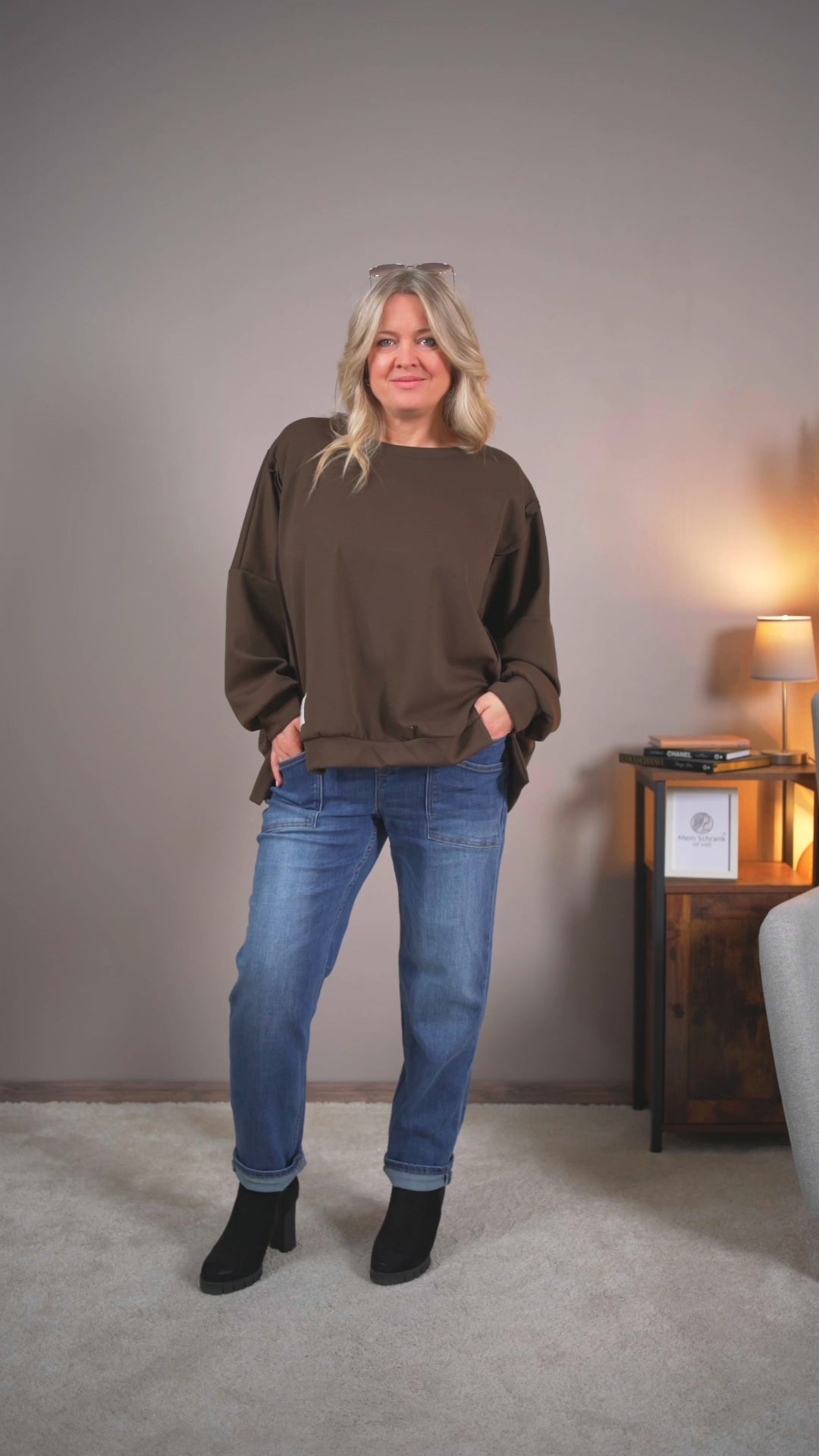 Video laden: Oversize-Sweatshirt mit Patch, schokobraun