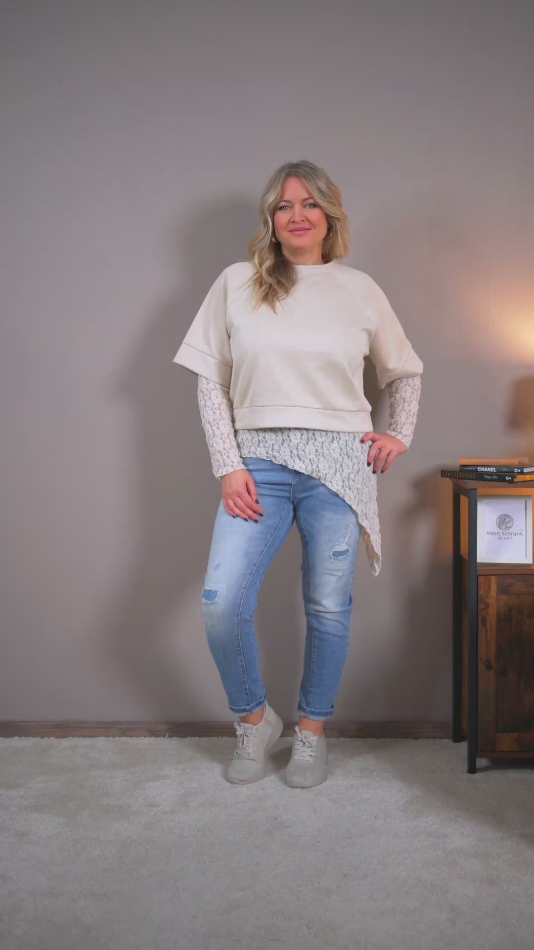 Video laden: Cropped Shirt in Velourslederoptik, beige
