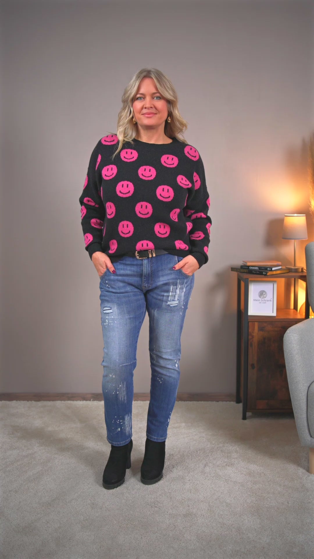 Video laden: Strickpullover mit Smiley-Design, schwarz/pink