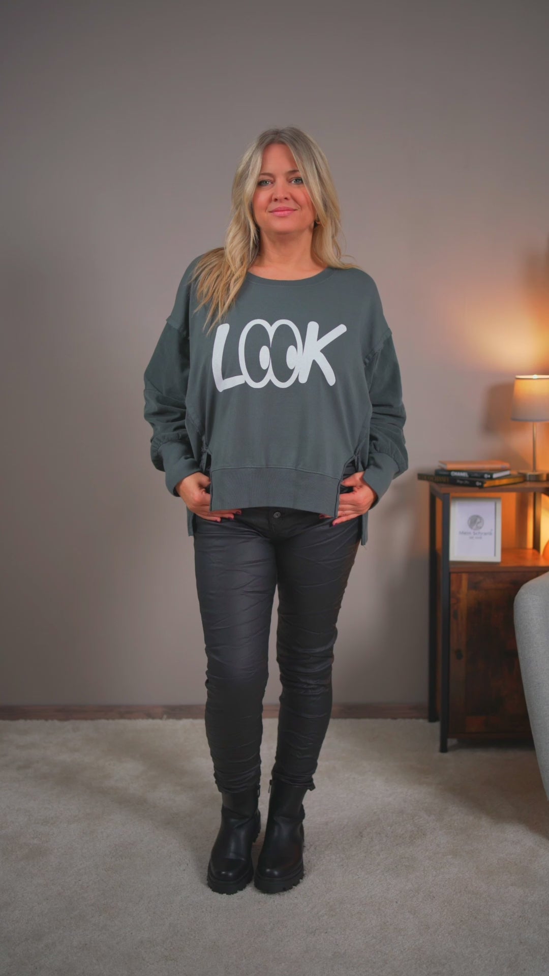 Video laden: Sweatshirt mit Print, anthrazit