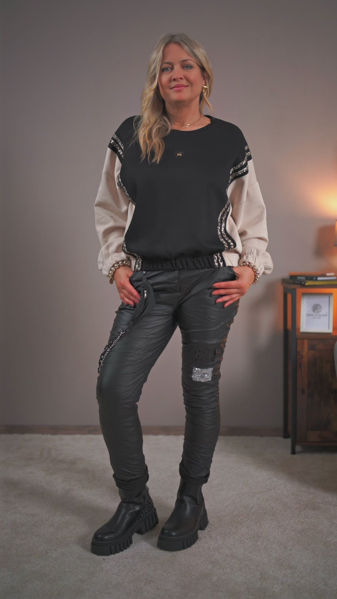 Jogpants im Leder-Look mit Gürtel, schwarz
