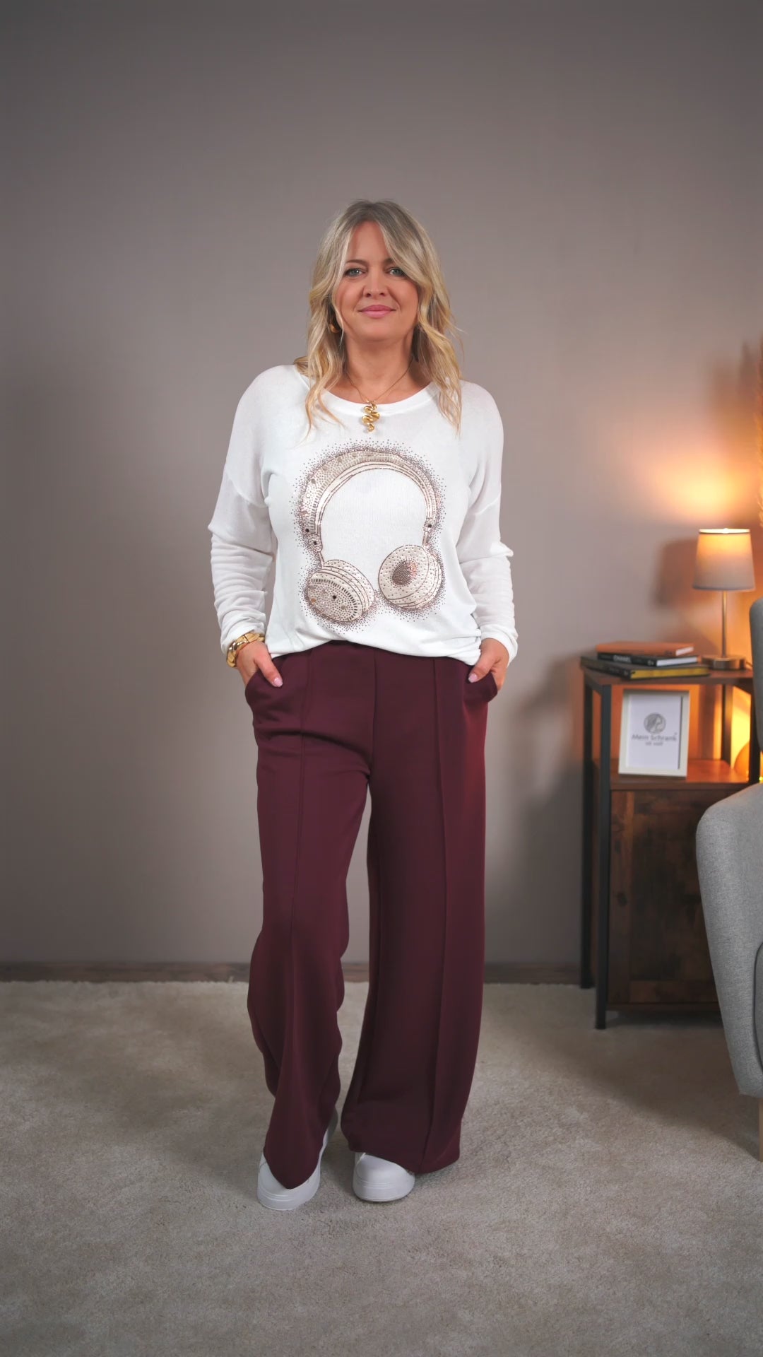 Video laden: Feines Strickshirt mit Pailletten
