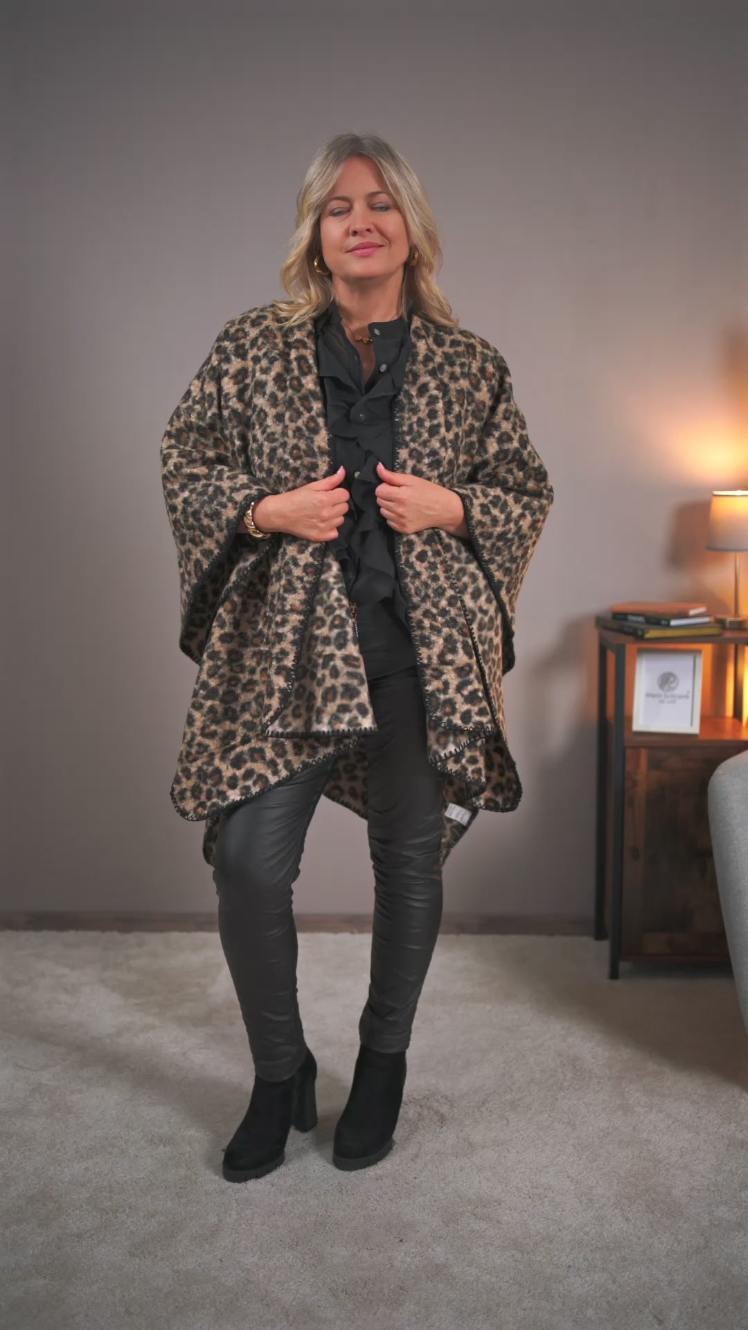 Video laden: Poncho mit Leo-Print