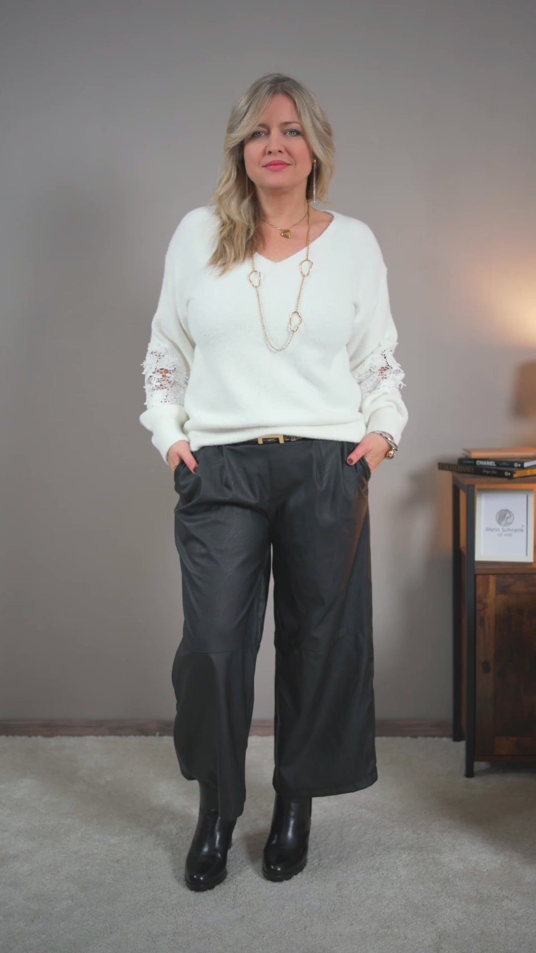 Video laden: Eleganter Pullover mit Spitzeneinsatz-Ärmel, wollweiß